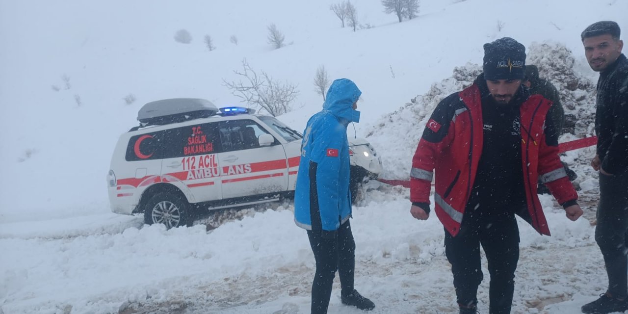 Siirt'te çığ düşen yolda mahsur kalan 4 araçtaki 12 kişi kurtarıldı