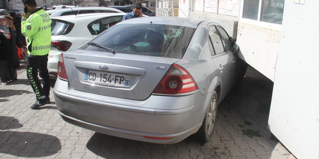Konya'da iki otomobilin çarpışması sonucu 3 kişi yaralandı