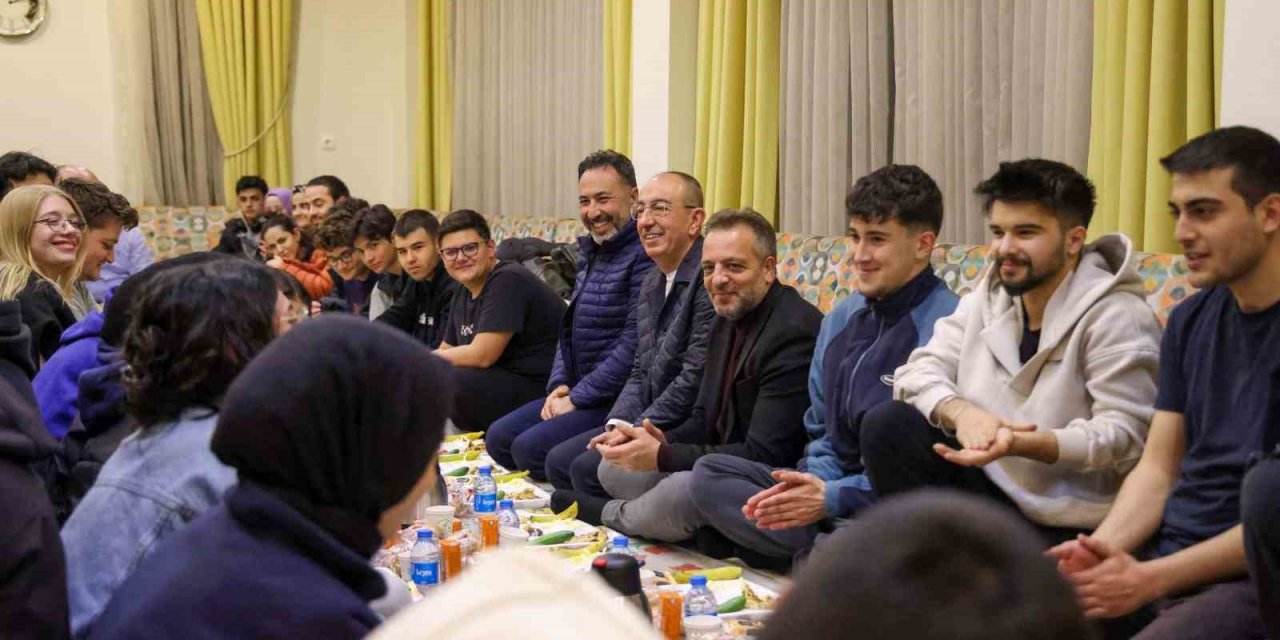 Konya Milletvekili Özer ve Başkan Kavuş sahurda gençlerle buluştu