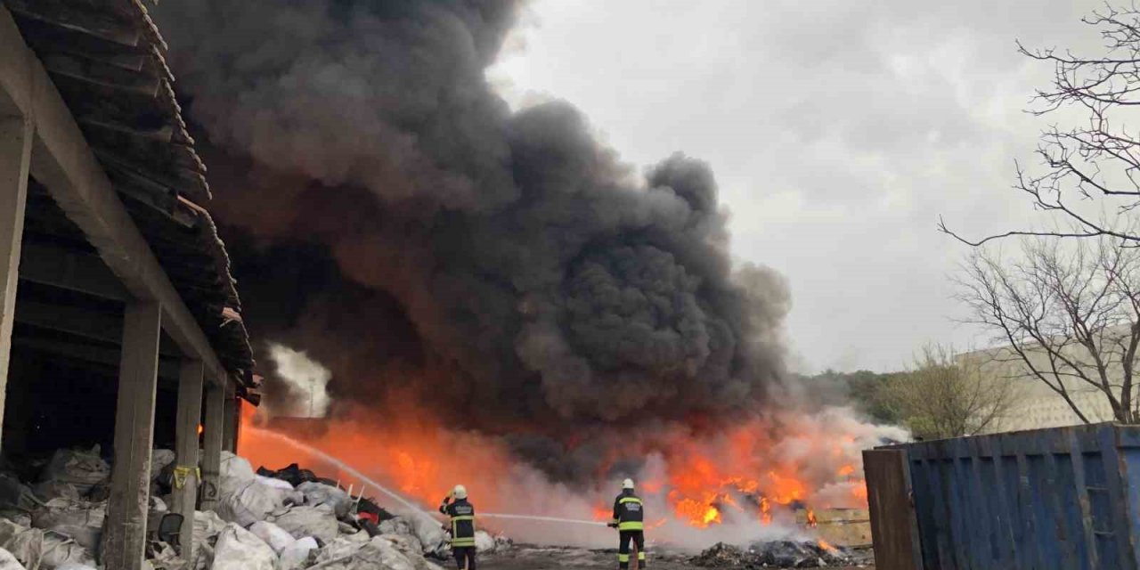 Geri dönüşüm tesisinde yangın: Dumanlar iki ilçeden de görüldü