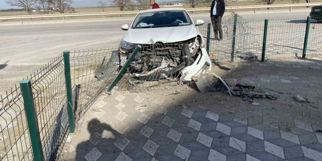 Konya’da kontrolden çıkan otomobil demir çitlere çarptı: 2 yaralı