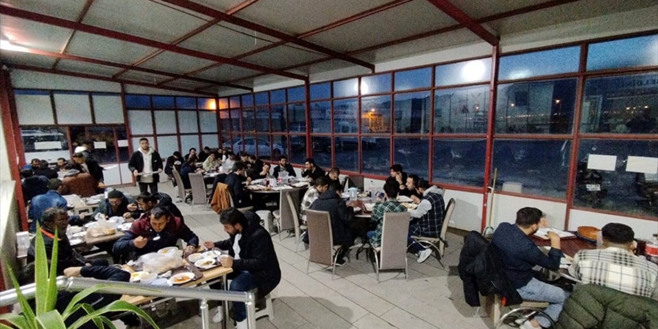 Konya'da öğrenciler müftülüğün verdiği iftar yemeğinde buluştu