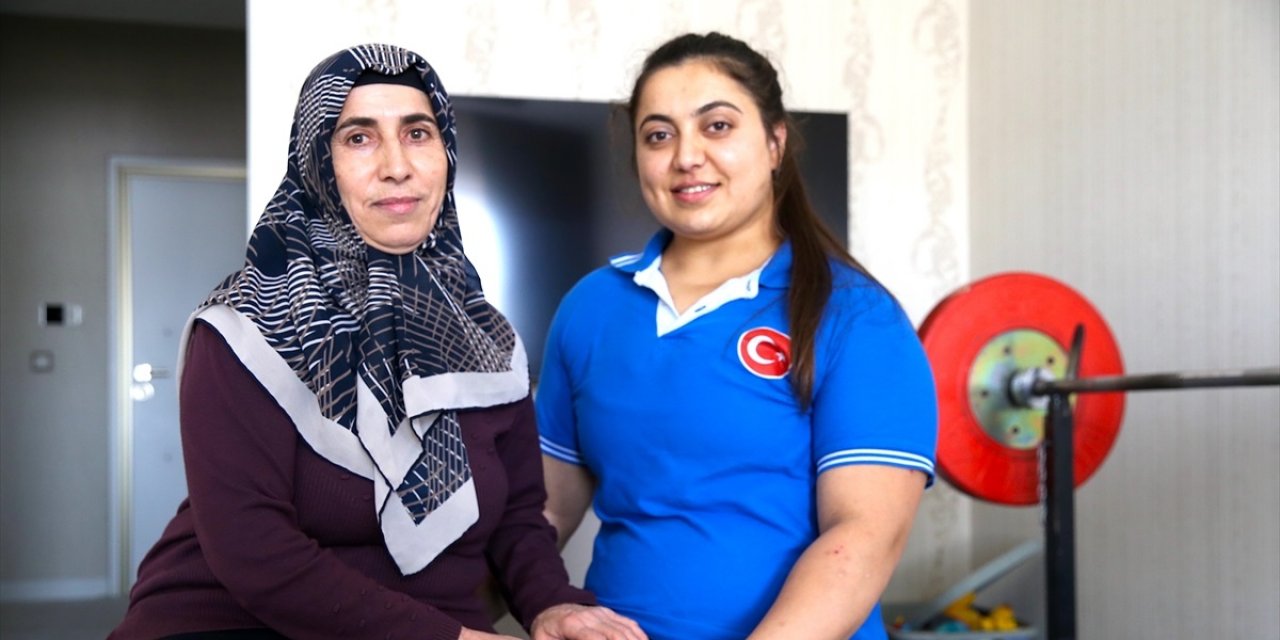 Konya'nın milli haltercisi annesinin gururu oldu