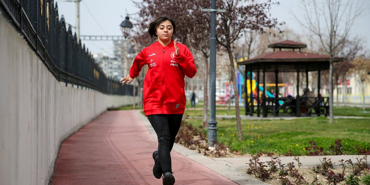 Konya'da down sendromlu şampiyon atlet, başarıya koşuyor