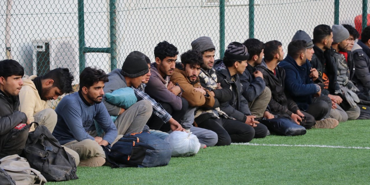 Bakır yüklü TIR'ın dorsesinden 64 kaçak göçmen çıktı