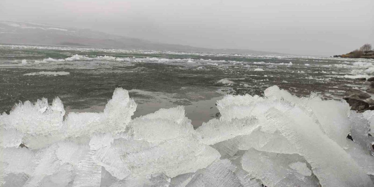 Buz tabakası eriyince kutupları aratmayan görüntüler ortaya çıktı