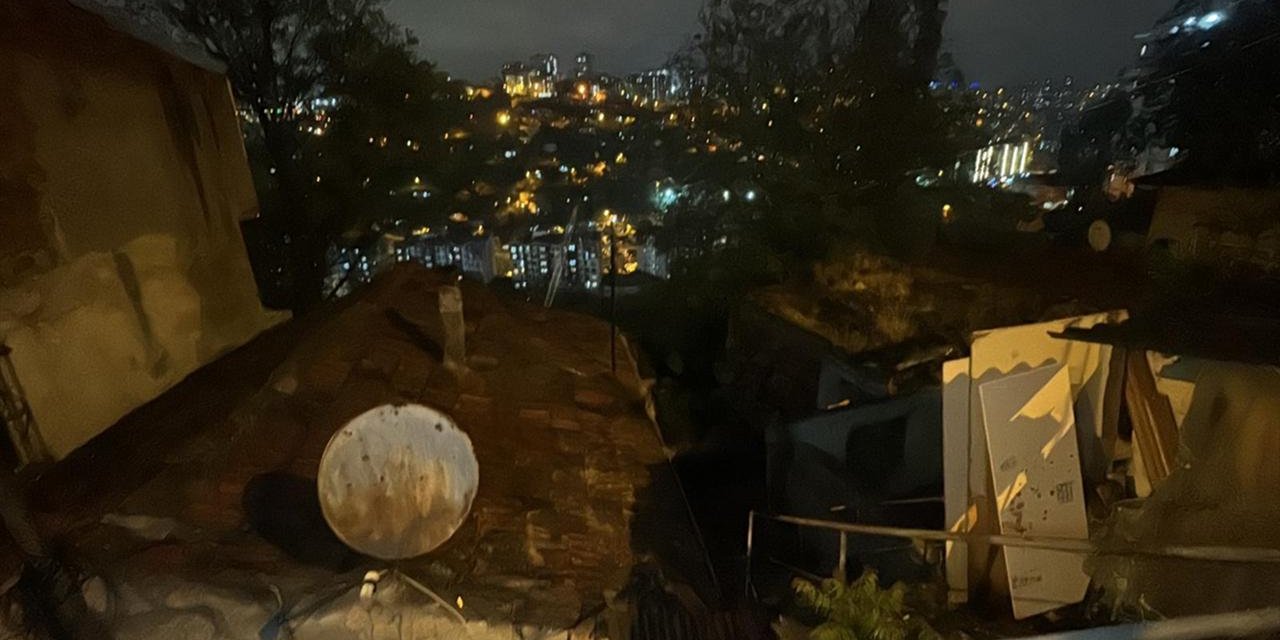 İstanbul'da toprak kayması: 14 ev etkilendi, 70 kişi tahliye edildi