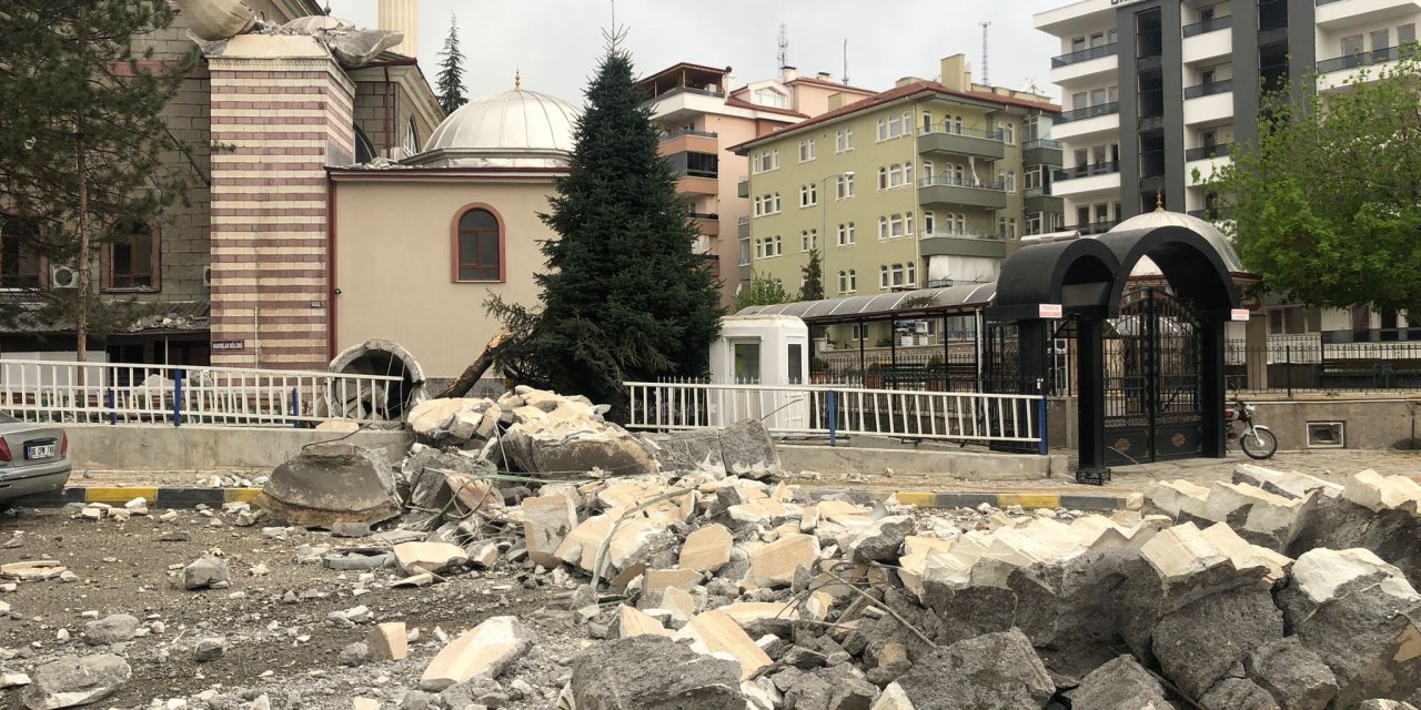 Çankırı'da fırtınada minare devrildi