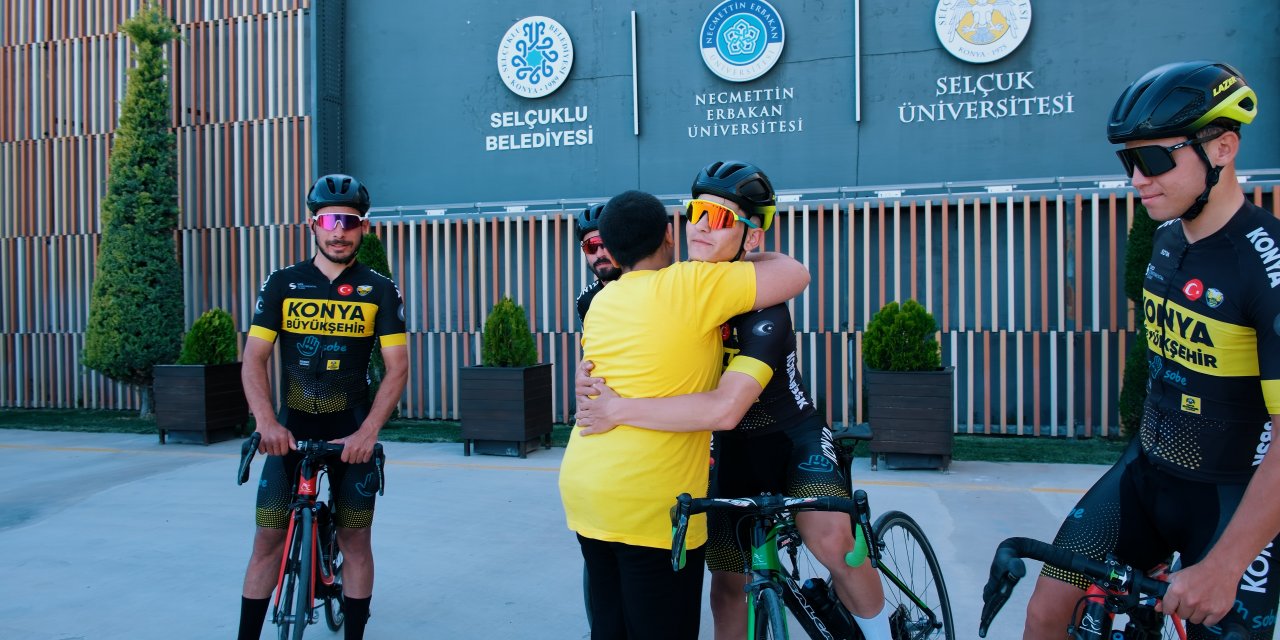Konya Büyükşehir Belediyesporlu bisikletçilerden otizm farkındalığına destek