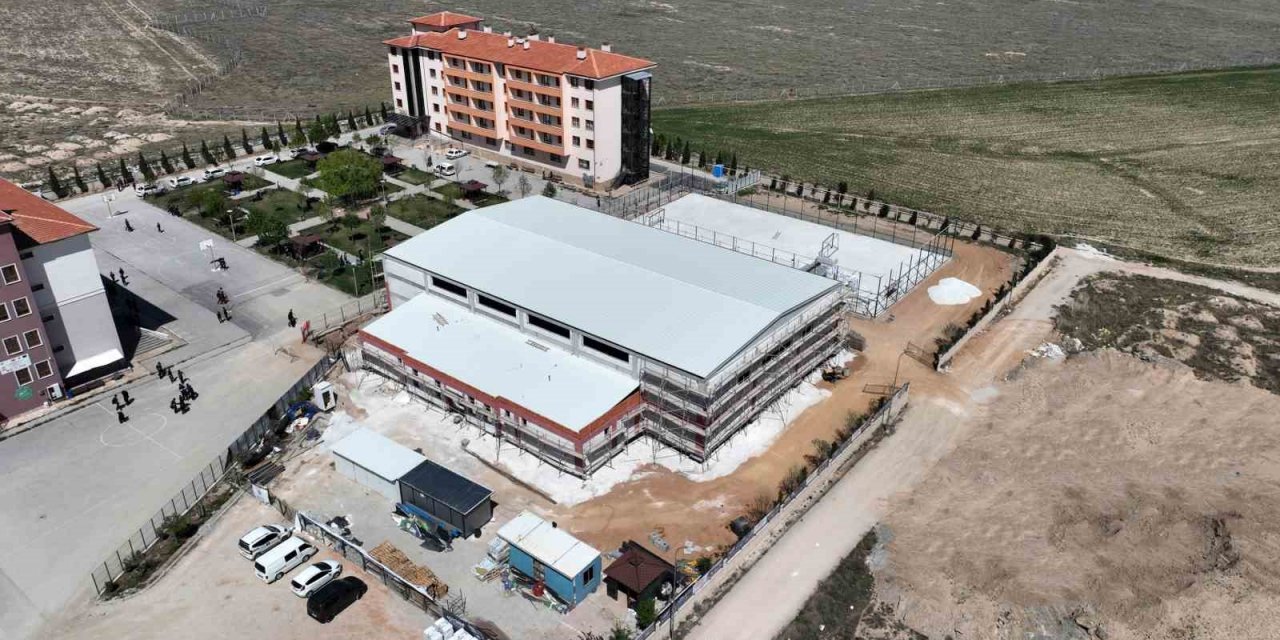 Konya'daki okula spor salonu ve çim saha desteği