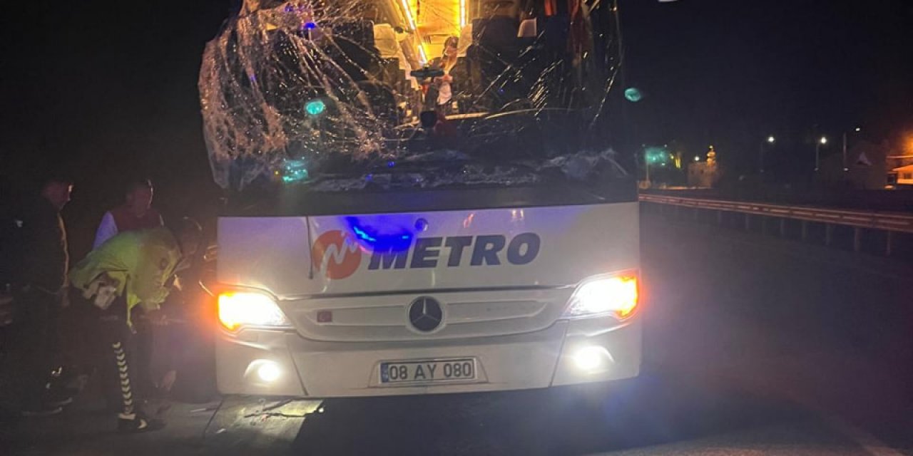 Yolcu otobüsü, TIR’a arkadan çarptı: 1'i ağır 10 yaralı