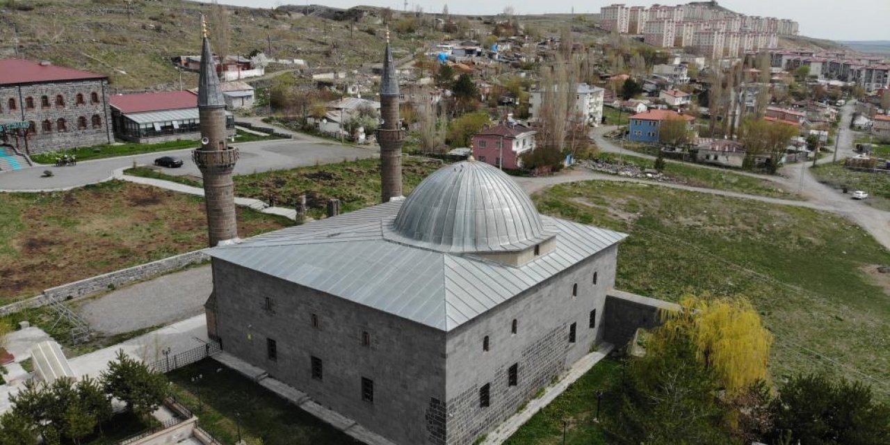 "Ulu Camii’de Ermeniler 285 Türk’ü diri diri yaktı"
