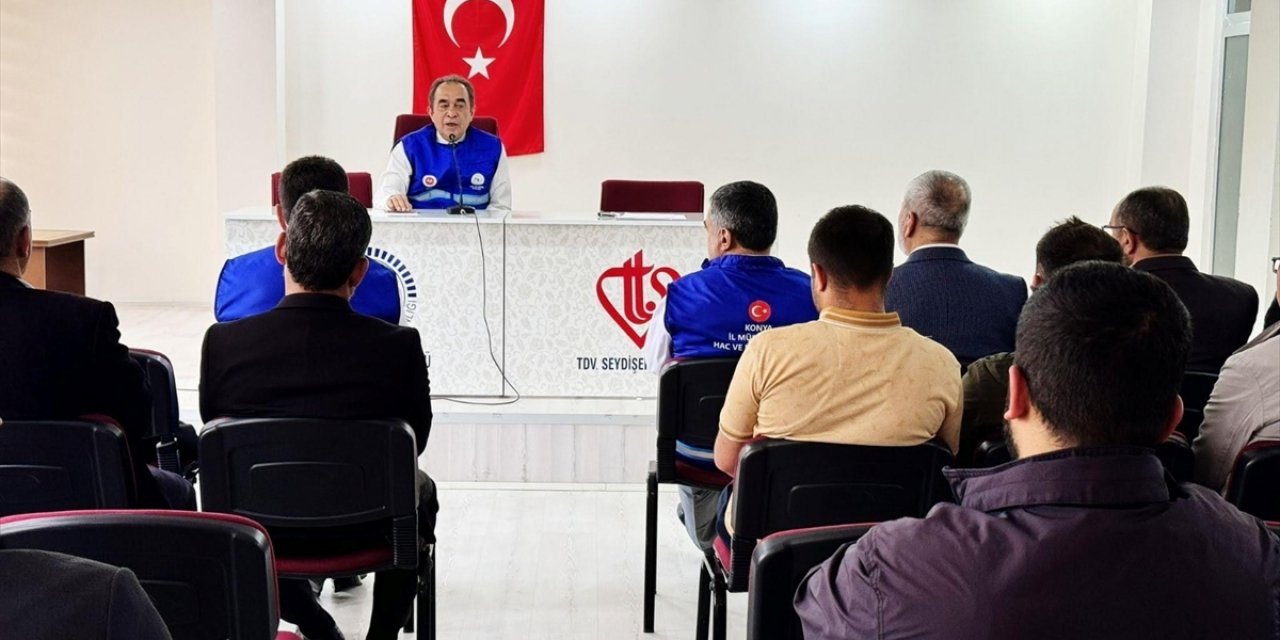 Konya'da hacı adaylarına rehberlik yapacak din görevlilerine eğitim