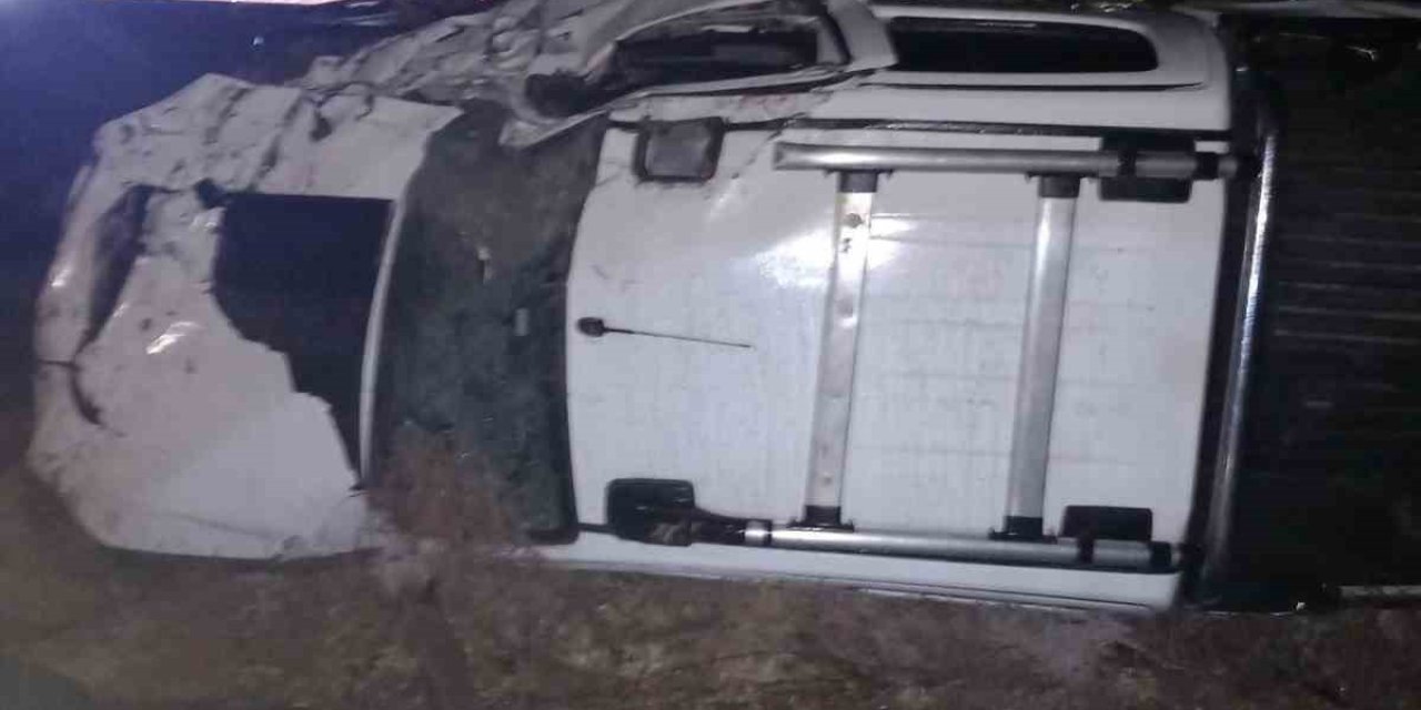 Konya’da bariyere çarpan otomobil takla attı