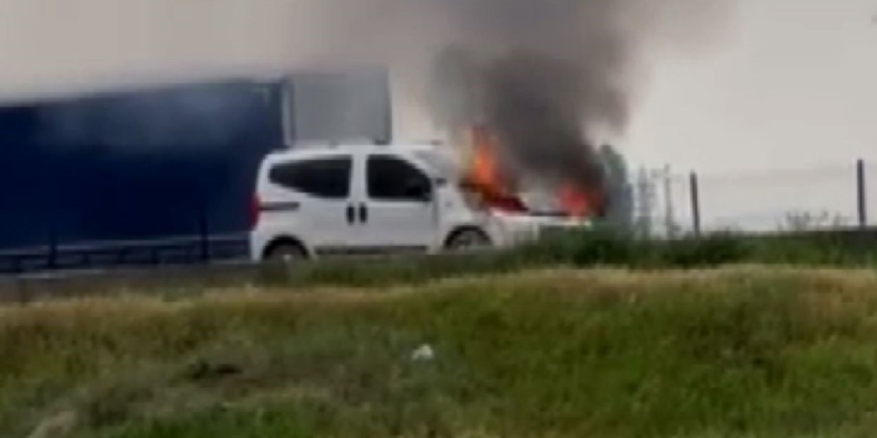Aksaray-Konya Karayolu Aratol Kavşağında hafif ticari araç alev alev yandı