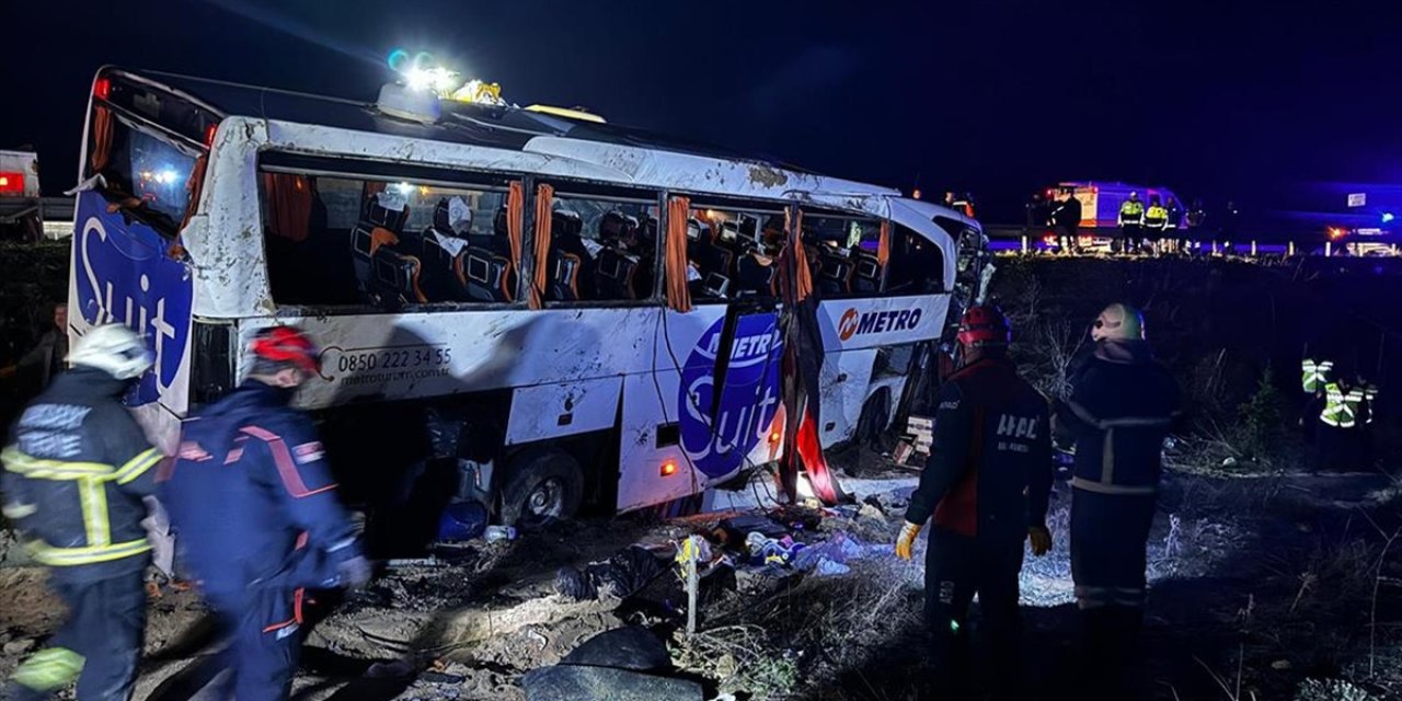 Aksaray'da yolcu otobüsü devrildi! 2 kişi öldü, 34 kişi yaralandı