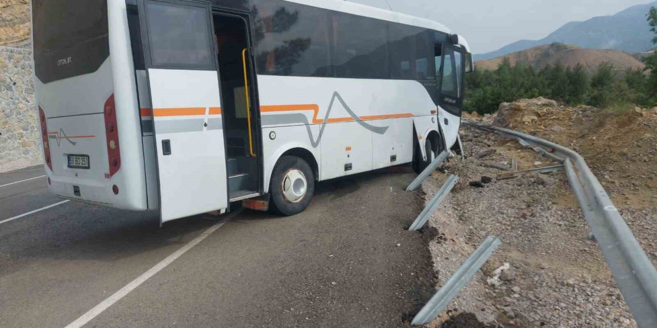 Antalya-Konya kara yolunda midibüs bariyerlere çarptı, yaralılar var