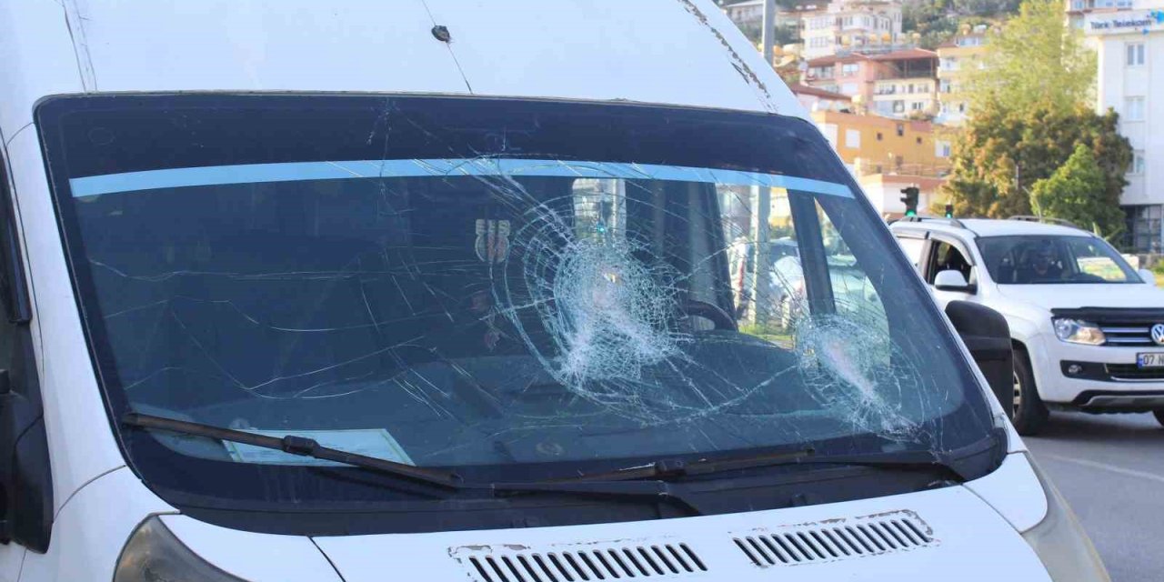 Öğrencilerin bulunduğu servis aracına sopalı saldırı