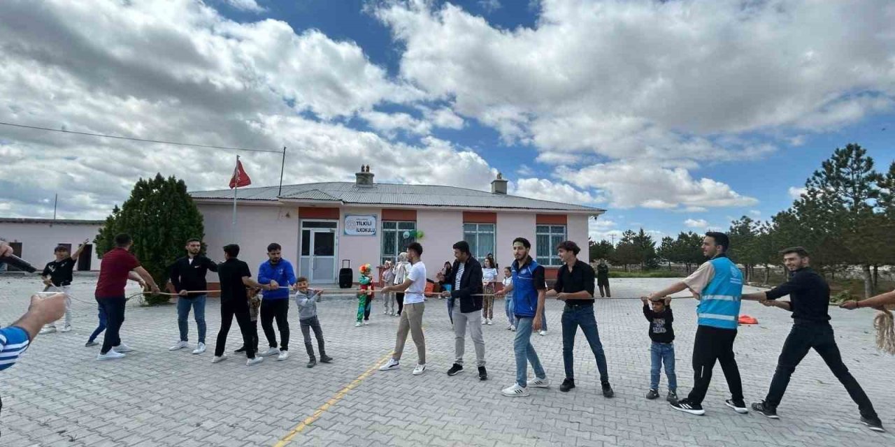 Konya Karapınar’da üniversite öğrencileri ilkokul öğrencileri ile buluştu