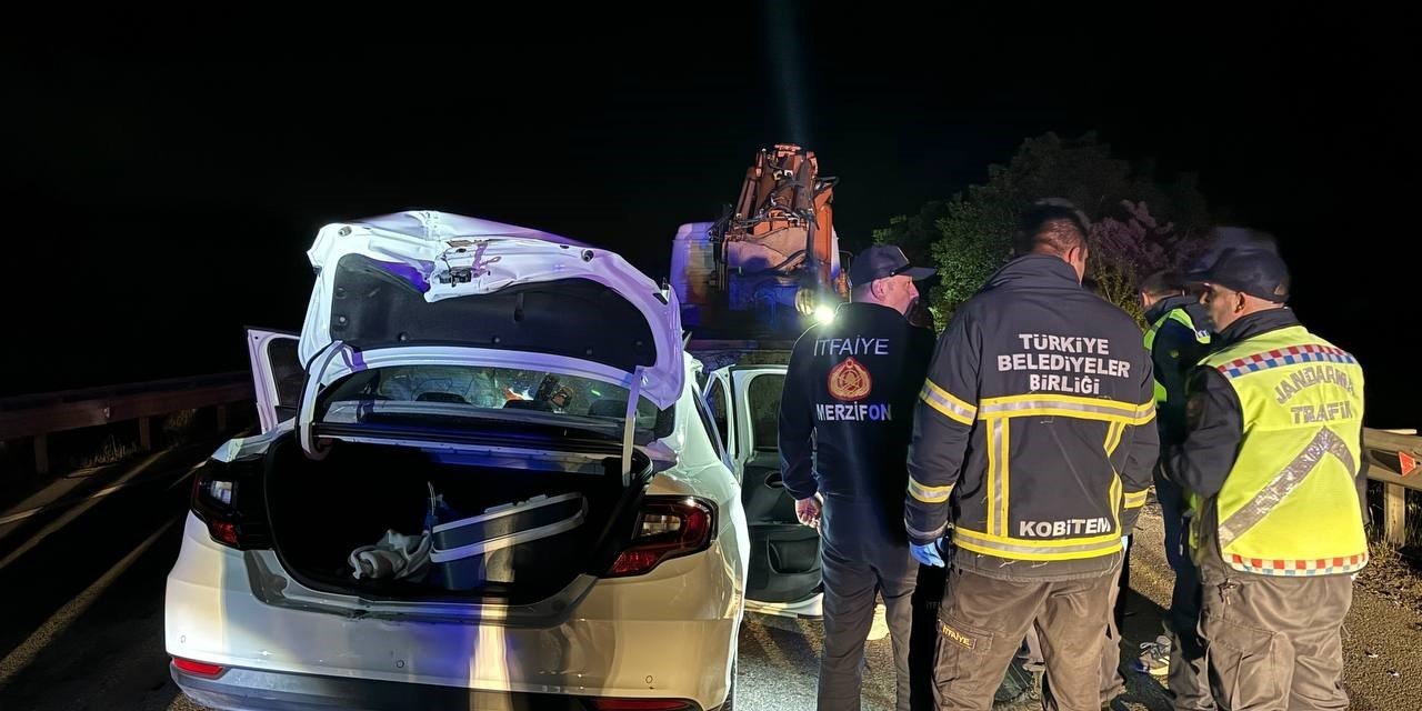 Amasya-Çorum karayolunda vinçle otomobil çarpıştı: 1 ölü