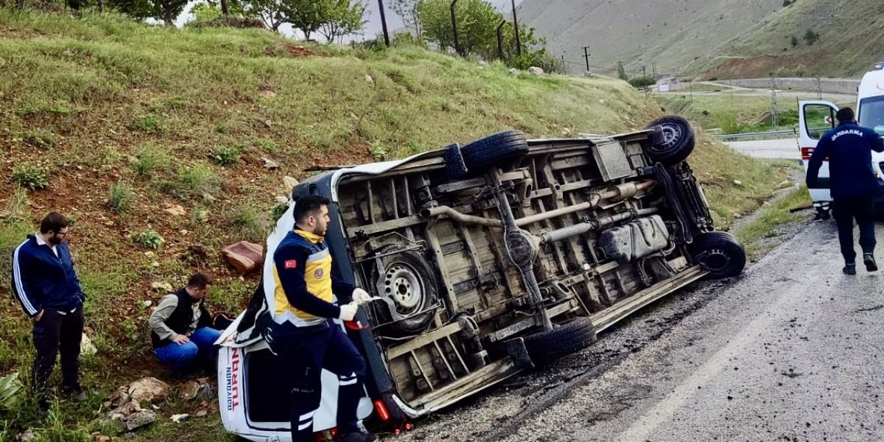Malatya'da yolcu minibüsü devrildi: 12 yaralı