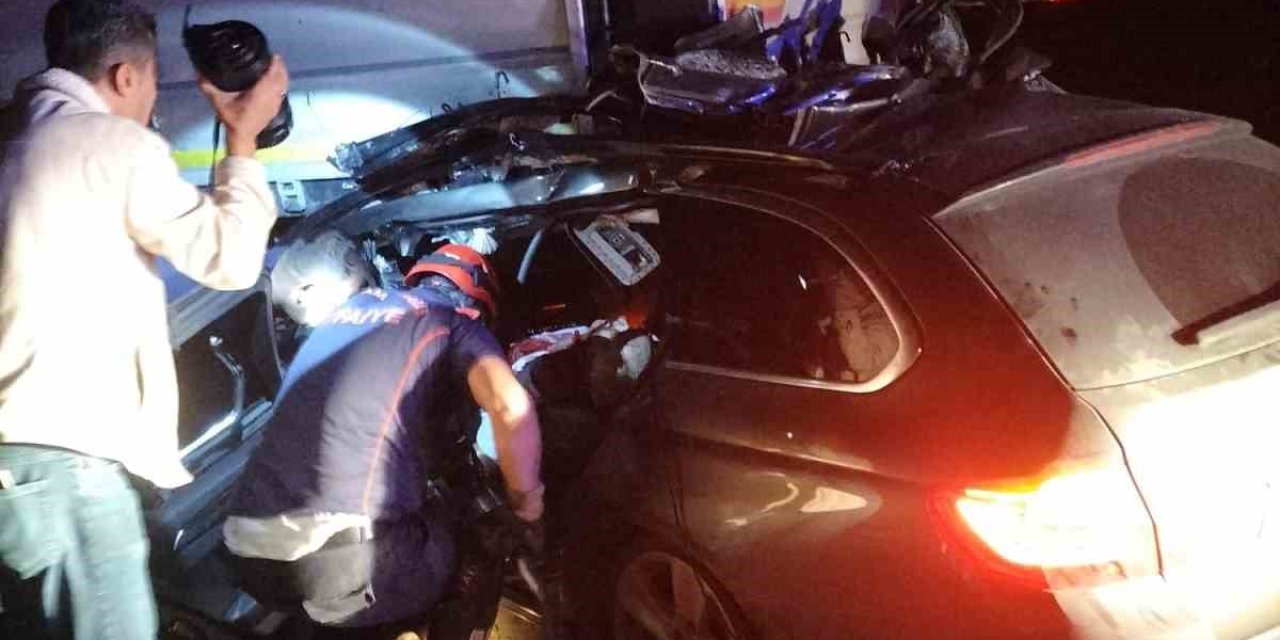 Demir yüklü tıra arkadan çarpan otomobilin sürücüsü hayatını kaybetti
