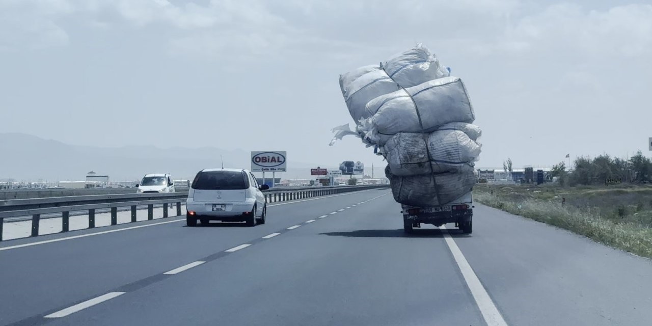 Trafikte “devrildi devrilecek” kamyonet şok etti