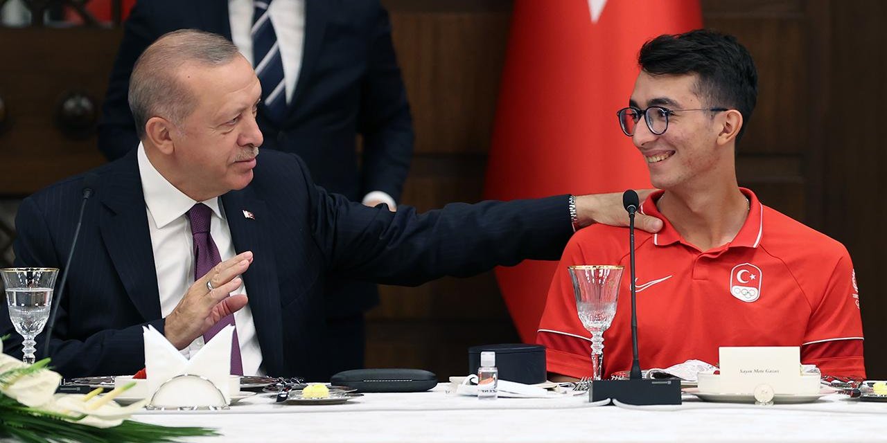 Cumhurbaşkanı Erdoğan Mete Gazoz'u arayarak tebrik etti