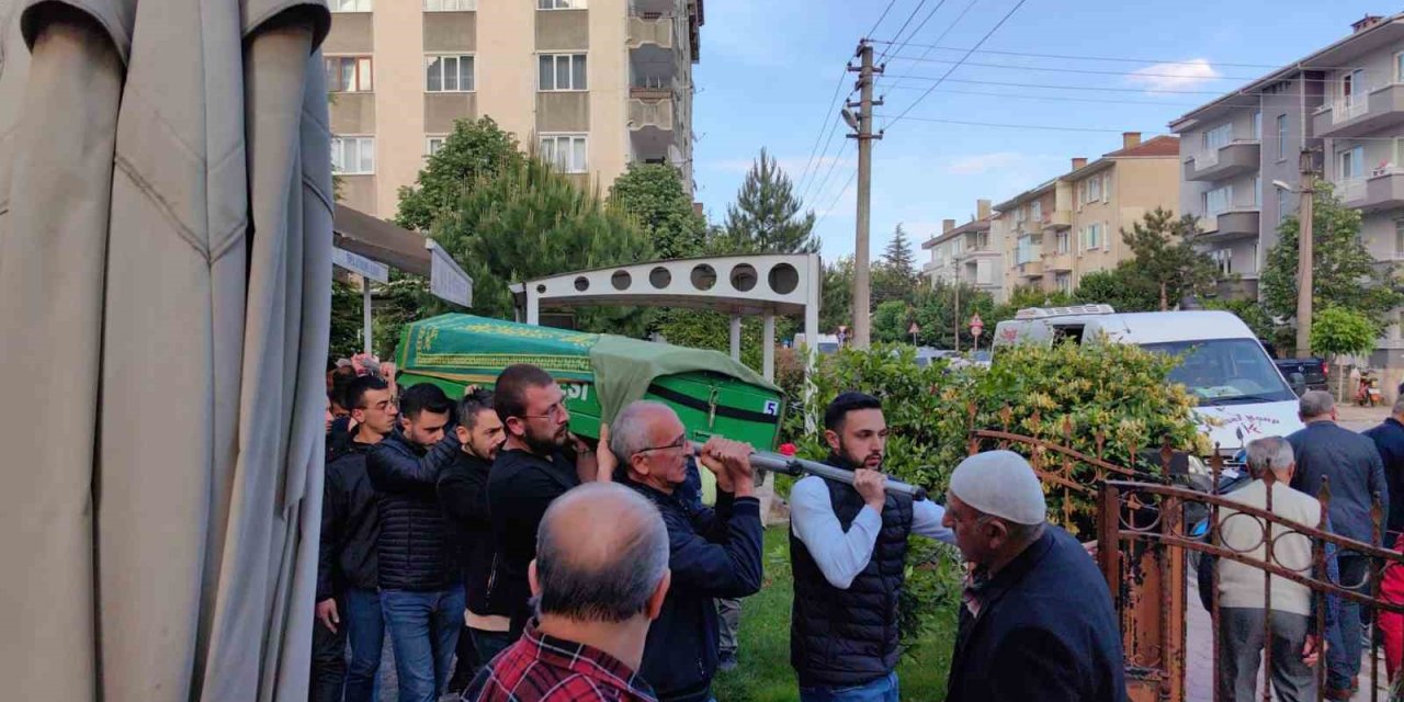 Düğün dönüşü kazada hayatını kaybeden kadın gözyaşları ile toprağa verildi