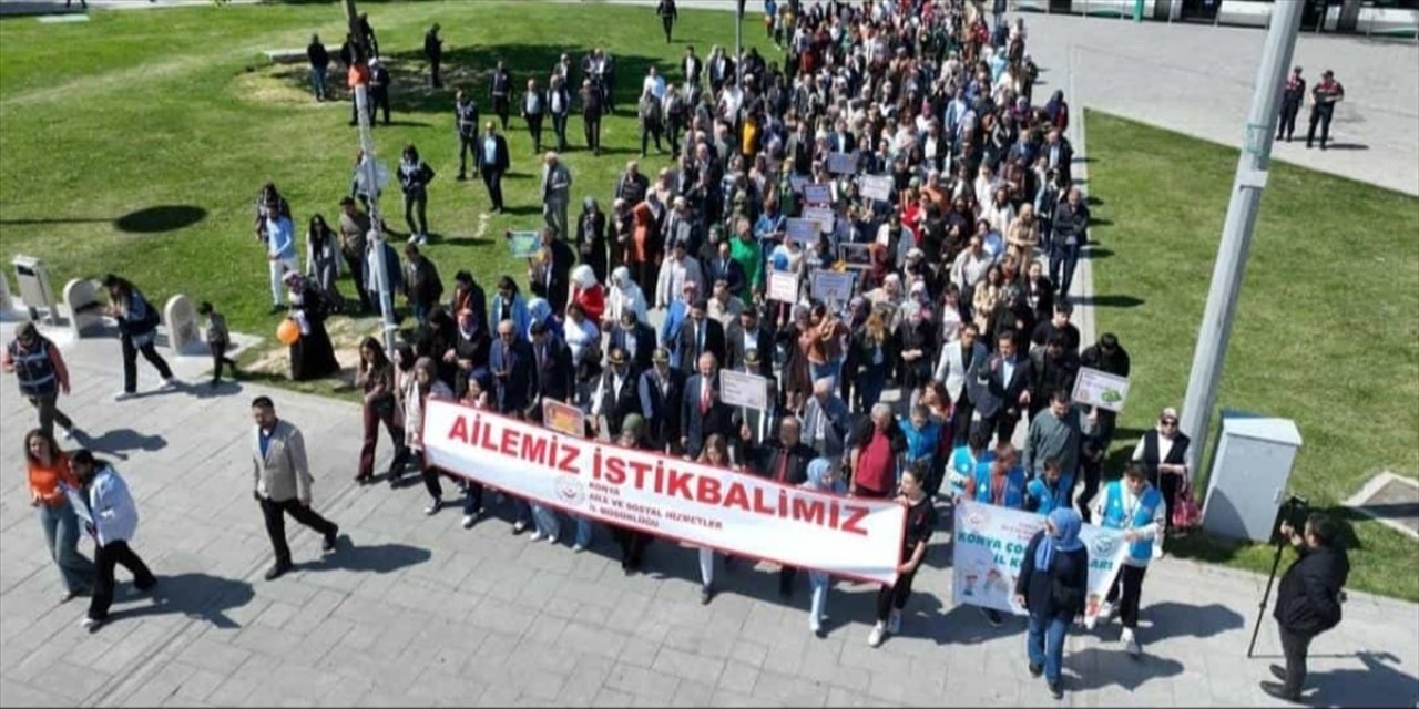 Konya'da Aile Haftası etkinliklerinde yürüyüş yapıldı