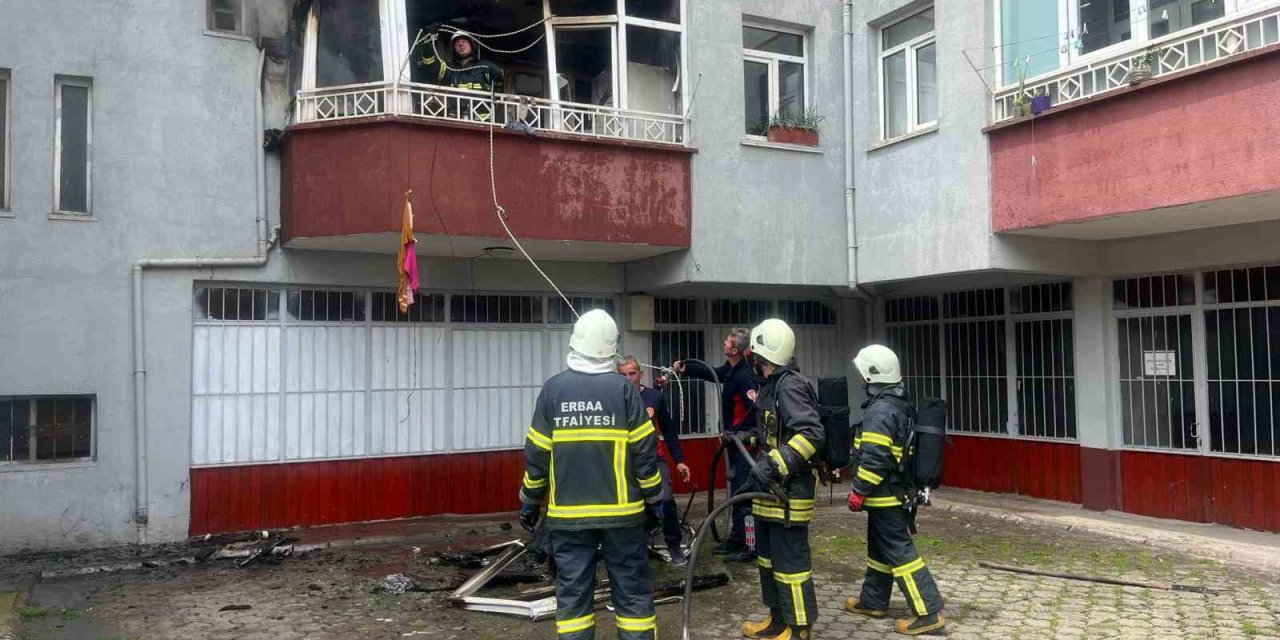 Kibritle oynayan çocuk balkonu ateşe verdi