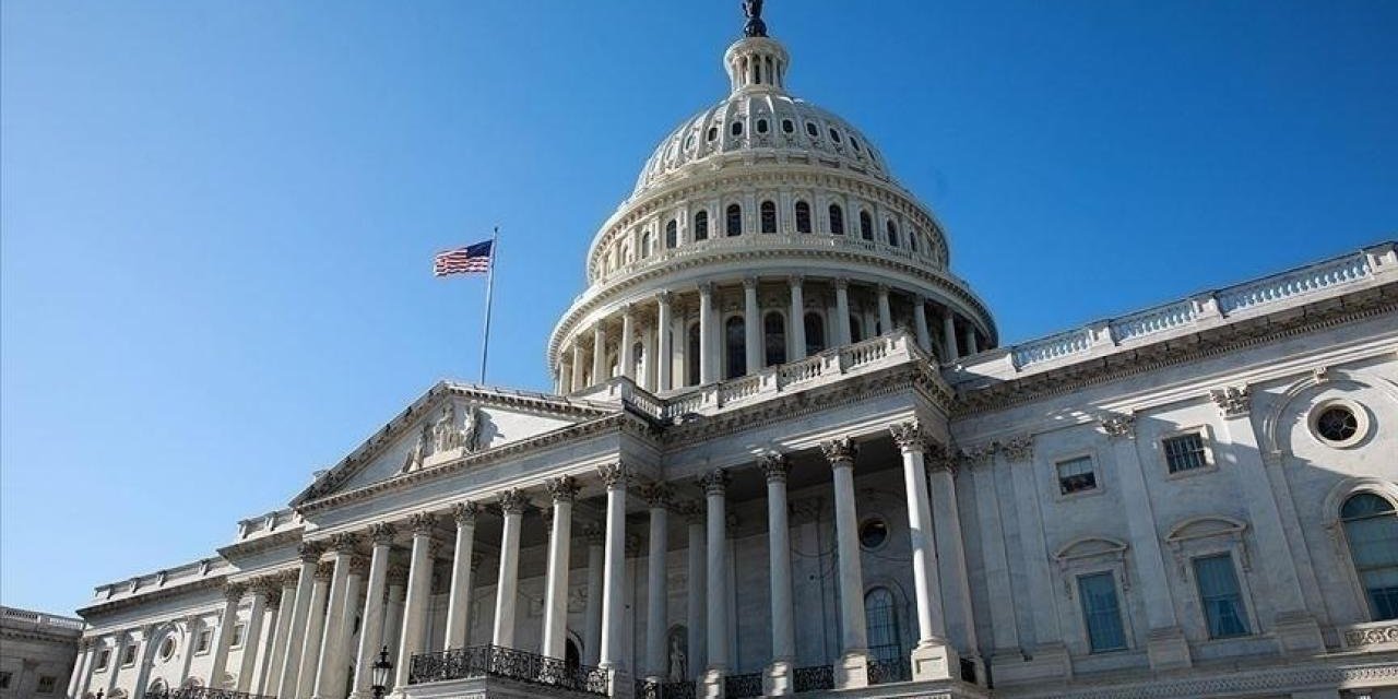 ABD Kongresi'ne 'takma kirpik' kavgası damga vurdu