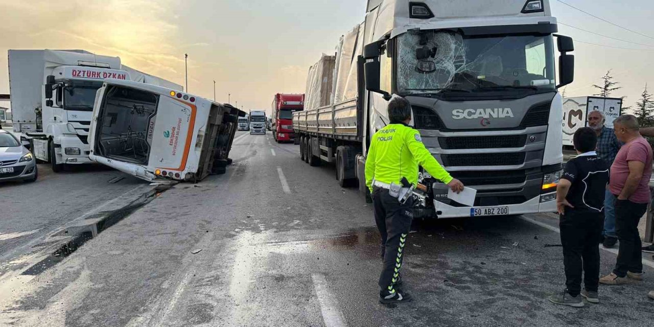 Belediye otobüsü ve 2 tırın karıştığı kazada 7 kişi yaralandı