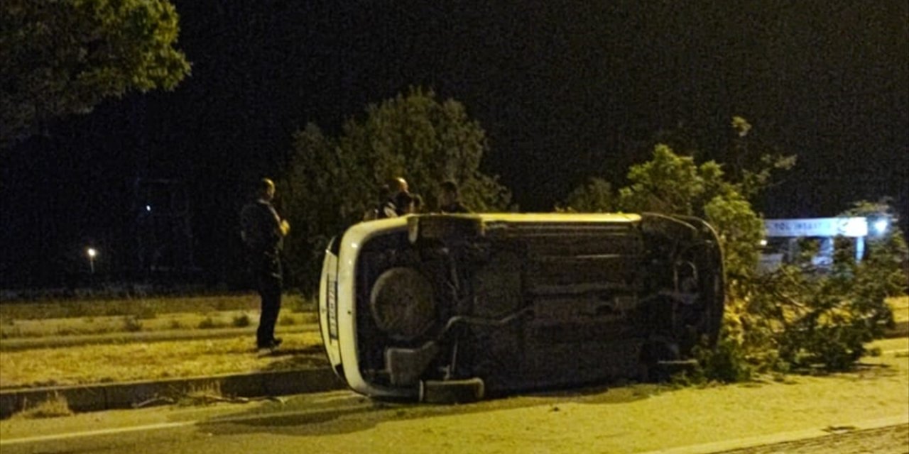 Konya'da refüje çarpan otomobil yan yattı! 2 yaralı