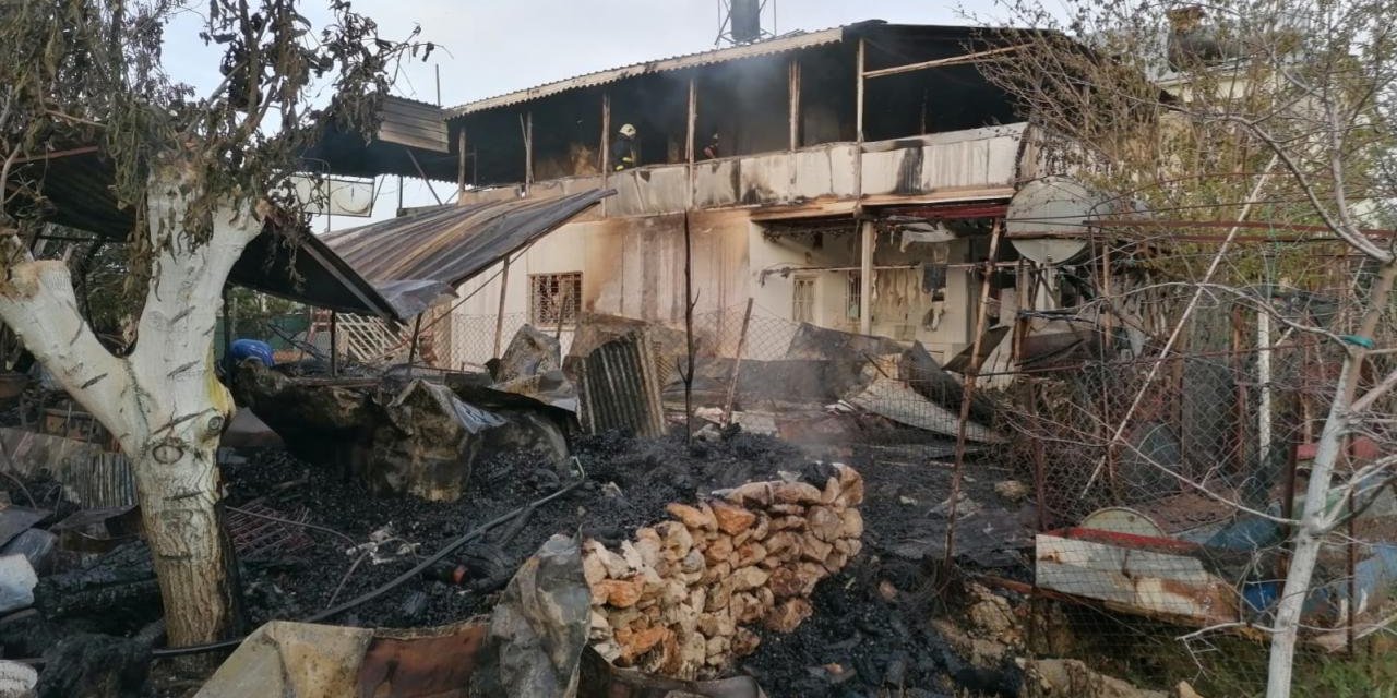 Antalya'da yangın çıkan 3 yayla evi küle döndü