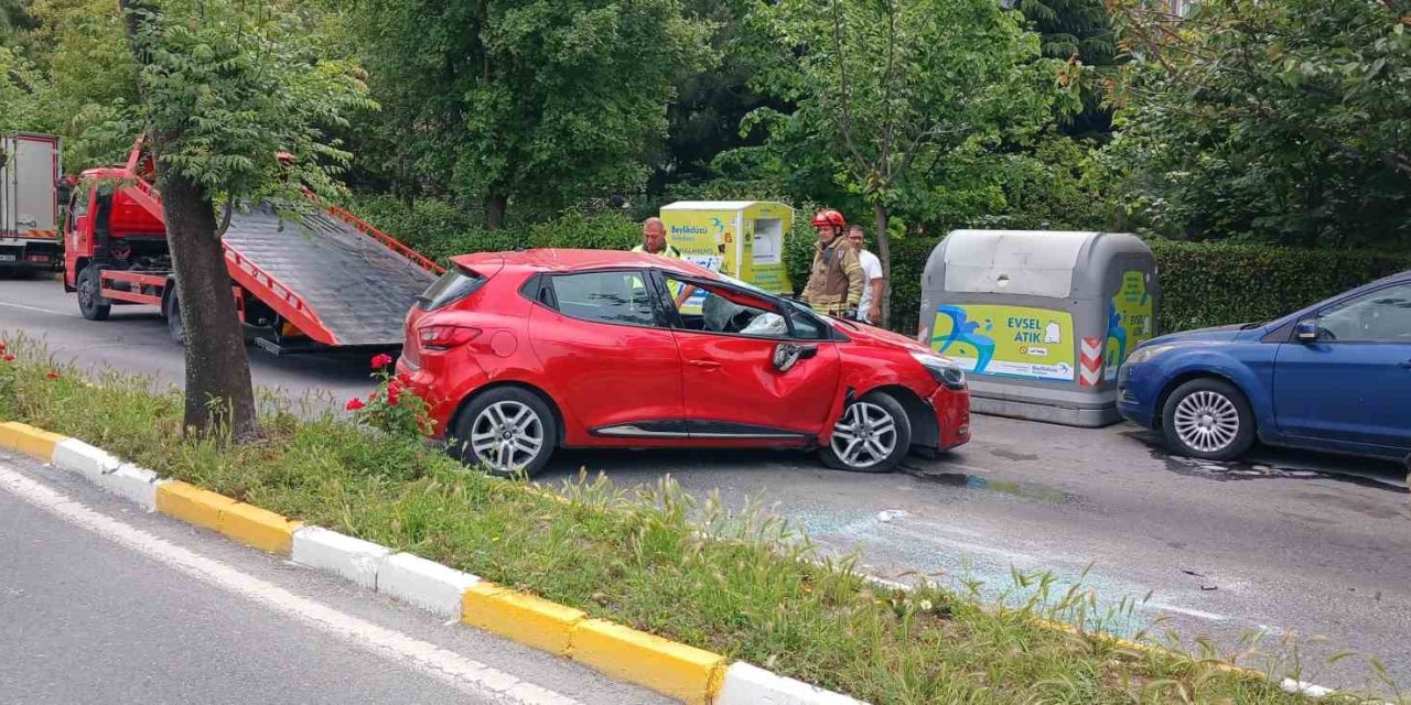 Park halindeki araçlara çarparak takla attı