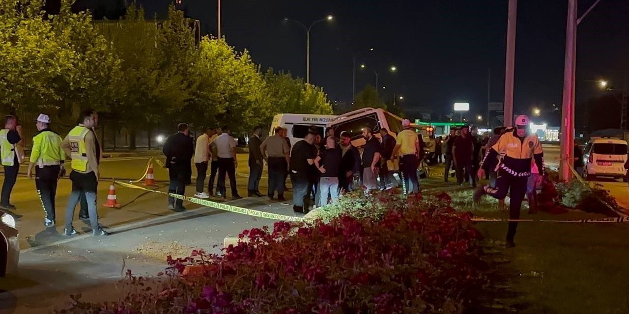 Kontrolden çıkan minibüs orta refüje çarparak savruldu: 1 ölü