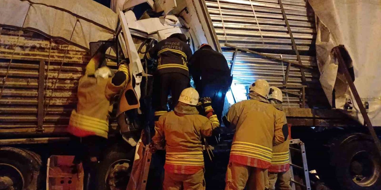 Otoyolda seyir halindeki tıra, arkasından gelen tır çarptı: 1 ölü