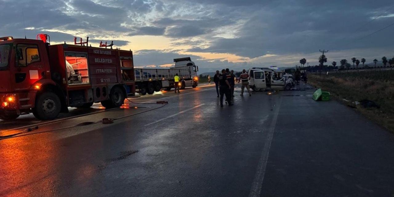 Hatay'da iki otomobil çarpıştı: 5 ölü