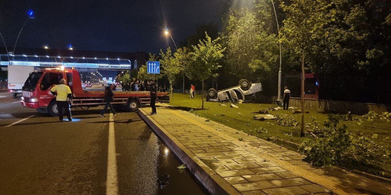 Kaza yapan araçlar takla attı, ortalık savaş alanına döndü: 3 yaralı