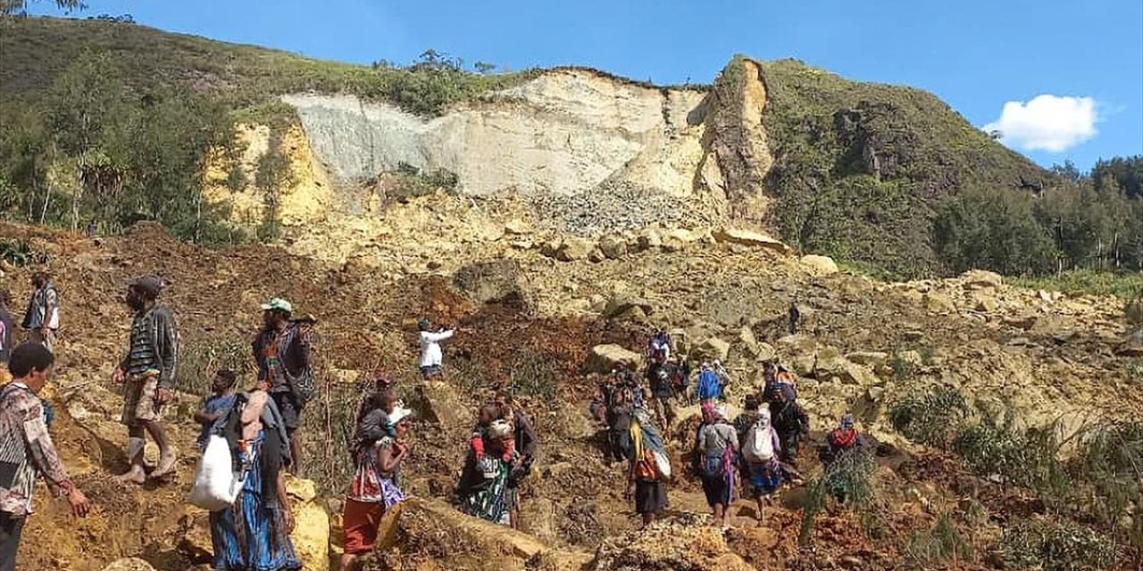 Son Dakika! Papua Yeni Gine'de toprak kayması... Toprak altında 2 bin kişi var