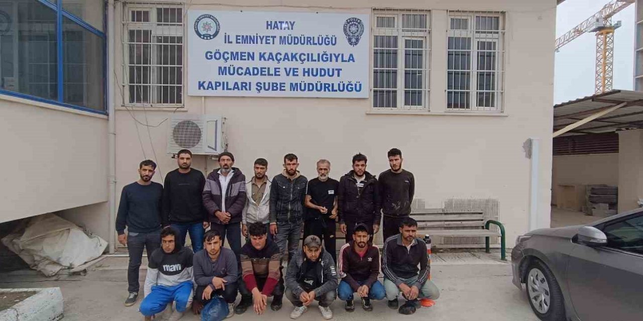 Hafif ticari araca 14 göçmen sığdırdılar