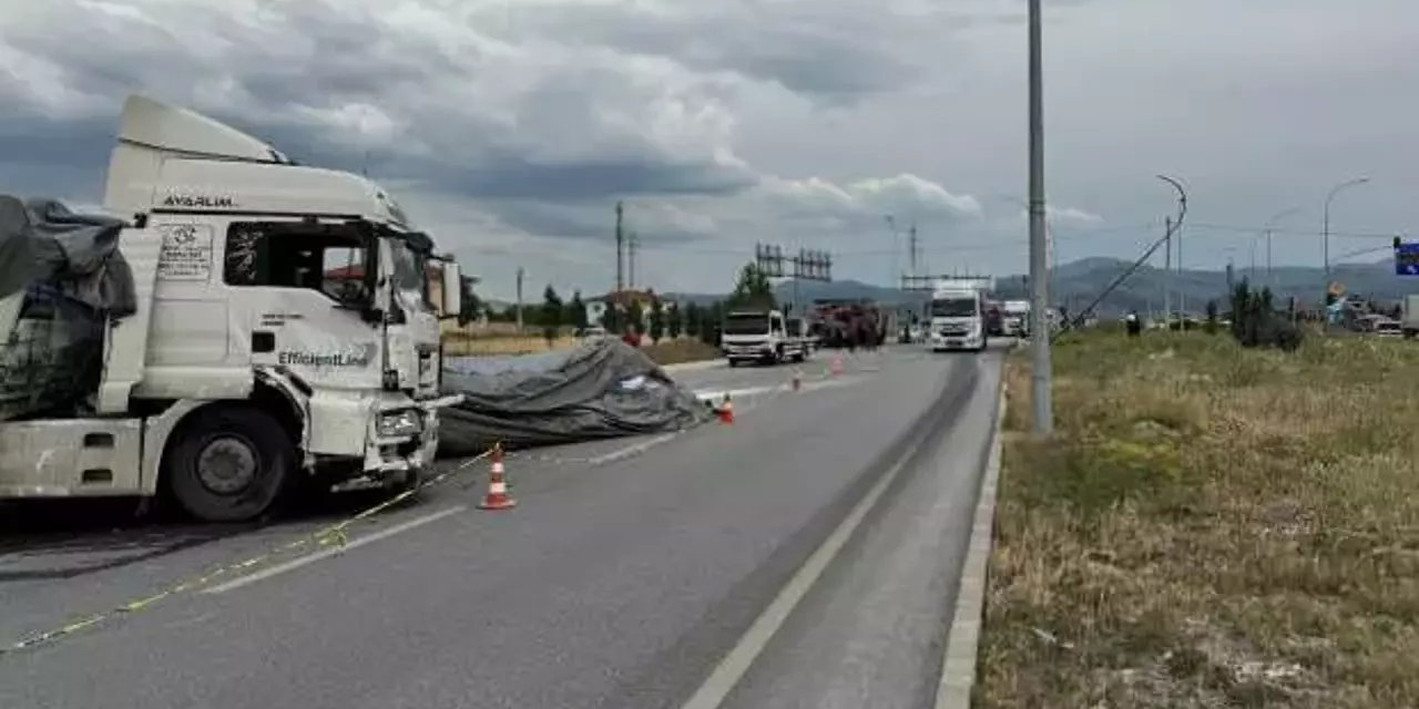 Afyonkarahisar'da feci kaza: 2 kişi öldü, 1 yaralı