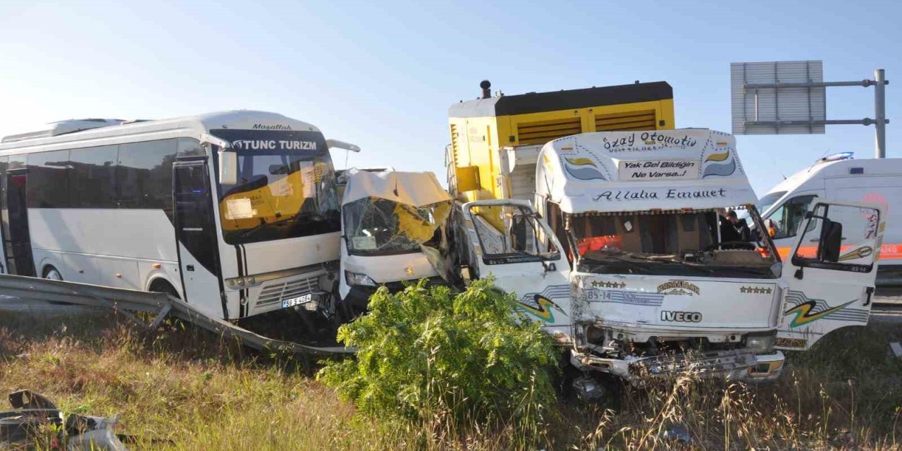 Tekirdağ’da işçi servislerine kamyonet çarptı: 18 yaralı