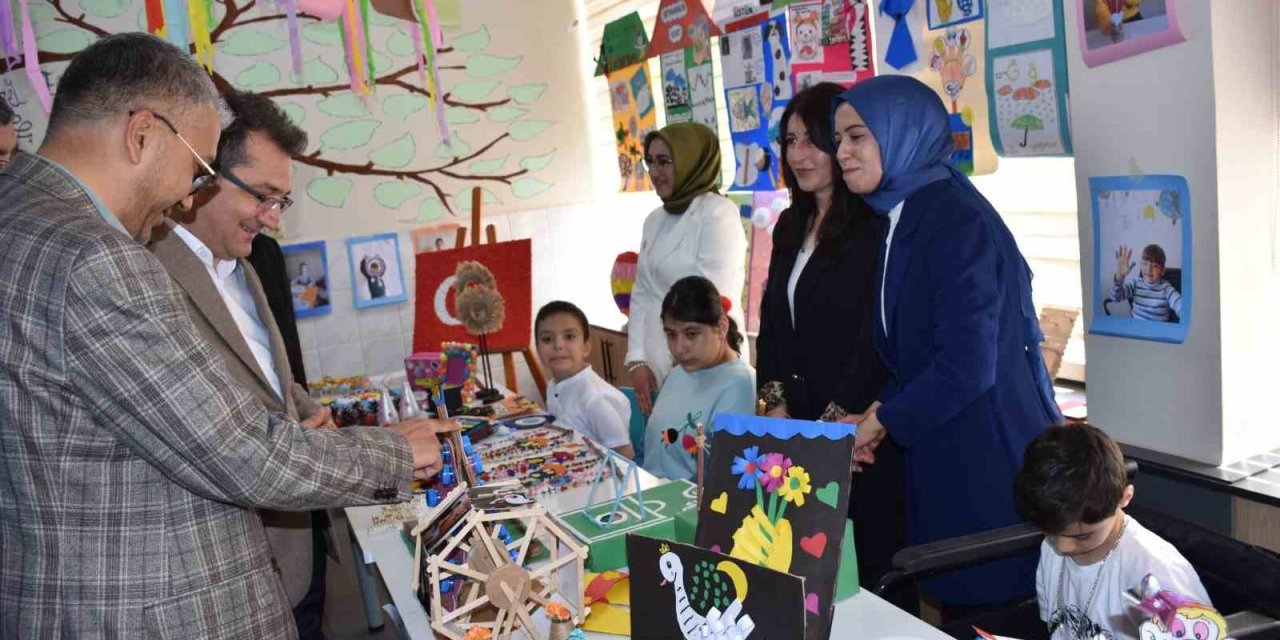 Konya'da özel öğrencilerin yılsonu sergisi açıldı