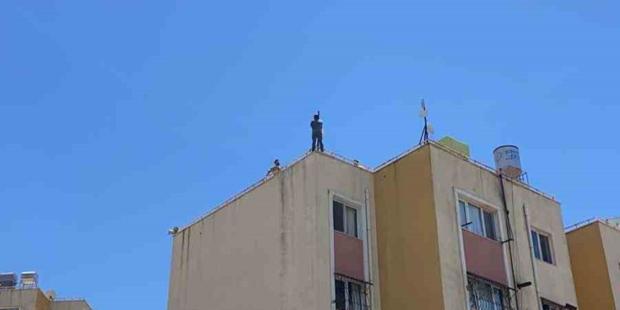İntihar etmek istedi! 5 katlı binanın çatısına çıktı