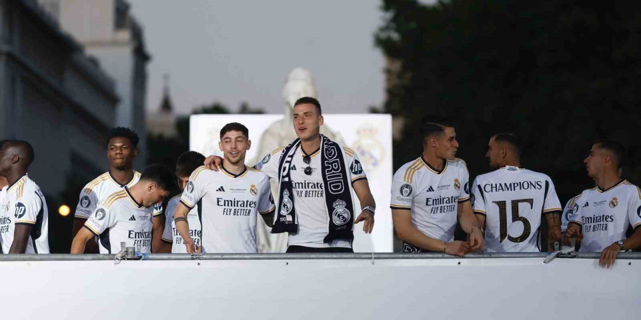 Real Madrid, Şampiyonlar Ligi kupasıyla şehir turu attı