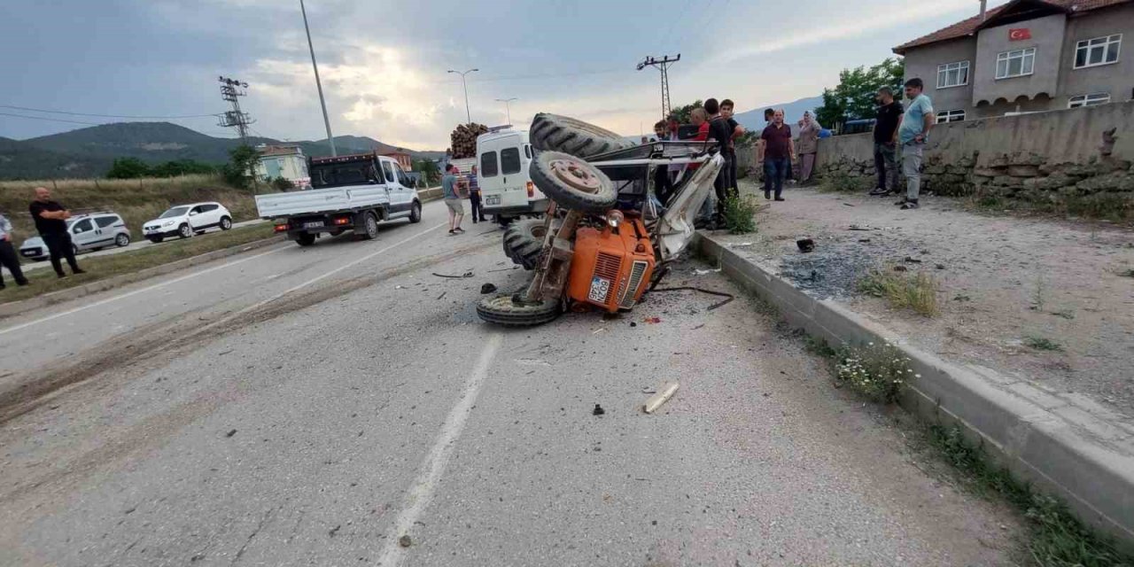 Traktör minibüsle çarpıştı: 1 ölü, 1 yaralı
