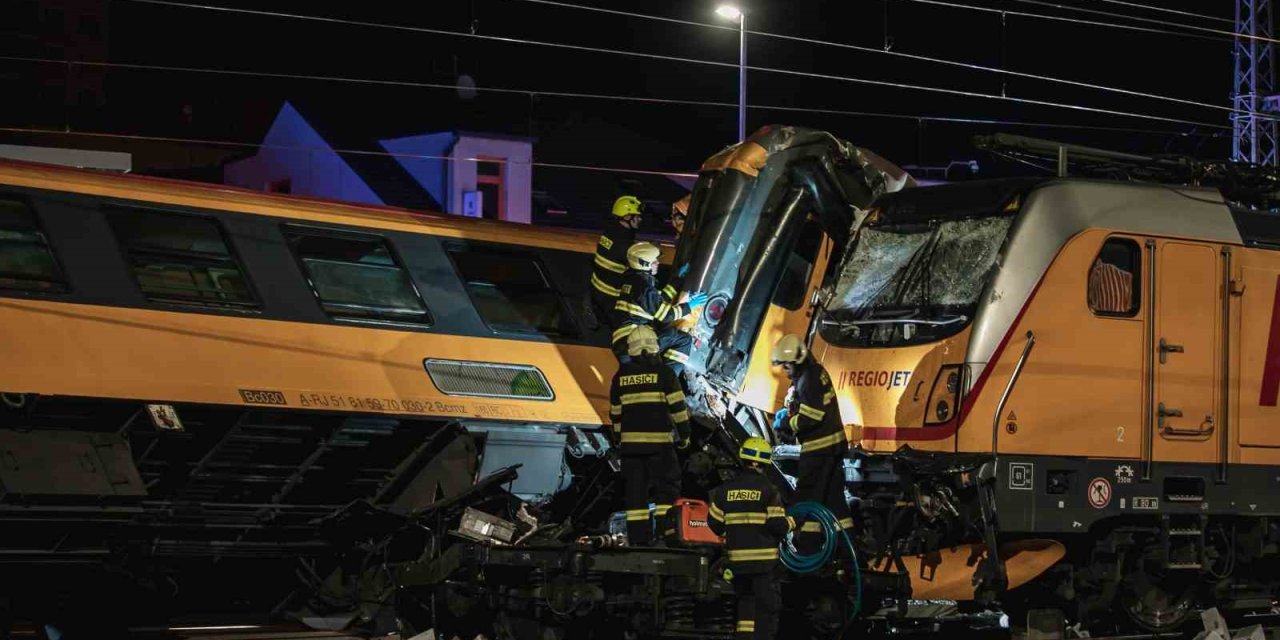 İki tren kafa kafaya çarpıştı: 4 ölü, 22 yaralı