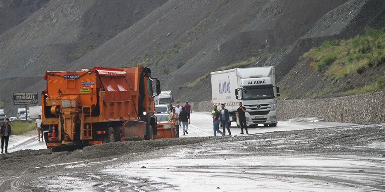 Erzincan-Sivas kara yolu ulaşıma kapandı